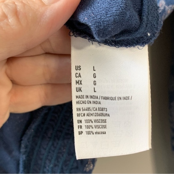 American Eagle Outfitters blue faux wrap blouse w paisley floral print. Size‎ L - Picture 9 of 11